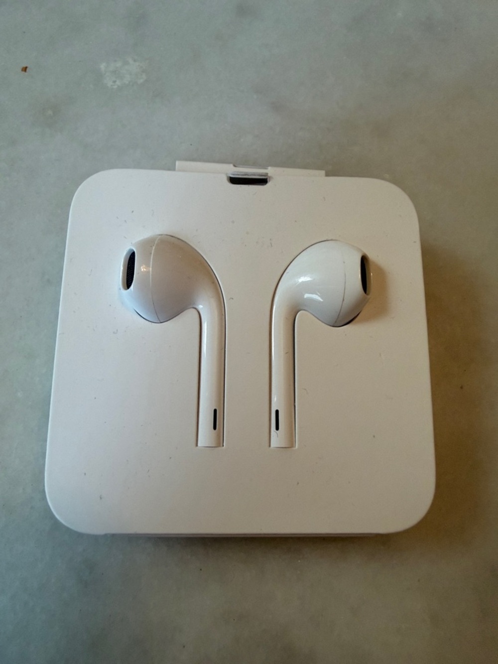 New Apple White Wired Earbuds in Storage Case